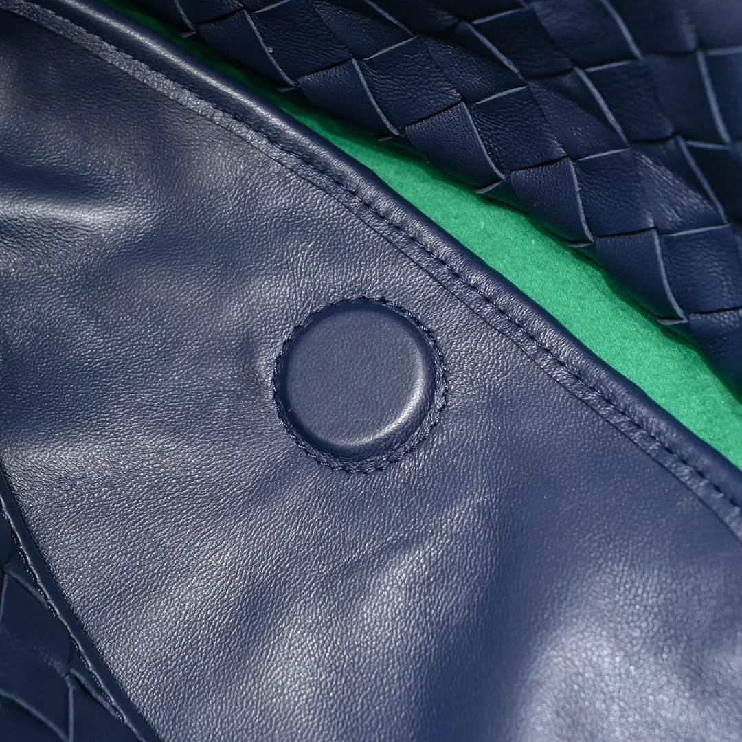 Batch 2160 #Bv New large HOP bag, the bag body and handles are made of a whole piece of woven leather. The bag body is soft and lazy. Hop symbolizes the praise of innovation and eternal craftsmanship [love]. The pyramid silhouette combines practicality and fashion. Modern and casual, the bag mouth is double-sided closed design, more convenient and safe! The cowhide texture also makes the bag more wear-resistant and durable. A must-have for fashionable ladies who like minimalism yet comfortable and casual! Size: 54x24x13, Model: 3970#